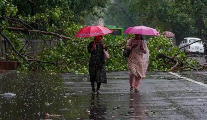 North Bengal: ফুঁসছে তিস্তা, তুমুল ঝড়বৃষ্টিতে বিপর্যস্ত উত্তরবঙ্গ 