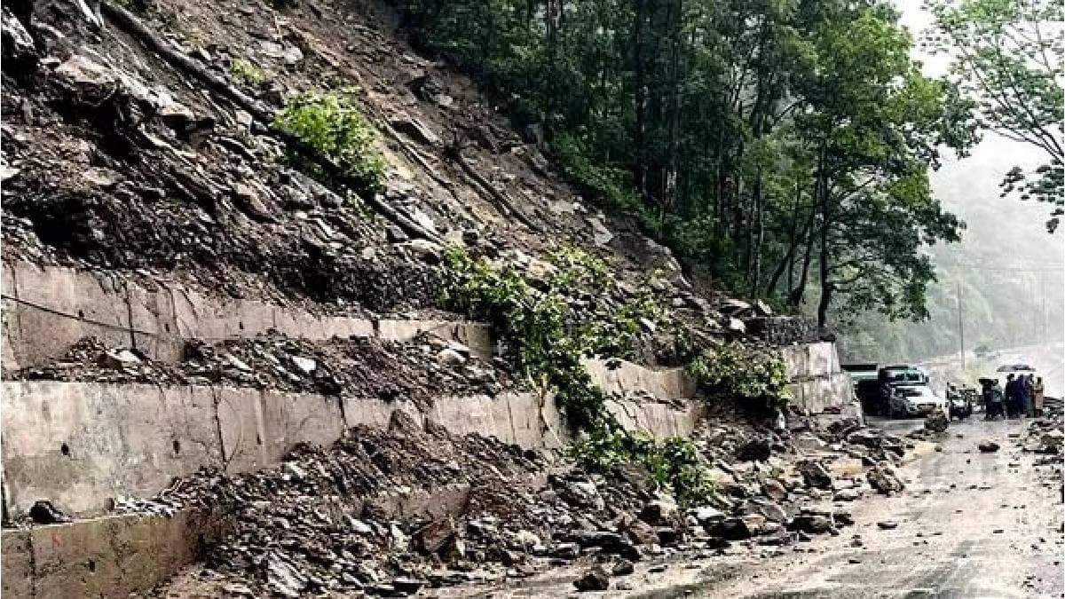 National highway closed till wednesday because heavy rains