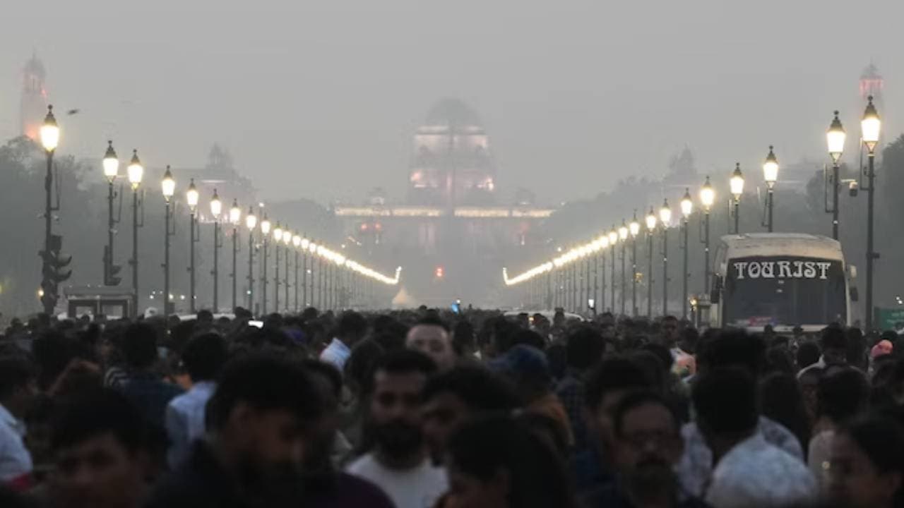 AQI in delhi is on the verge of collapse
