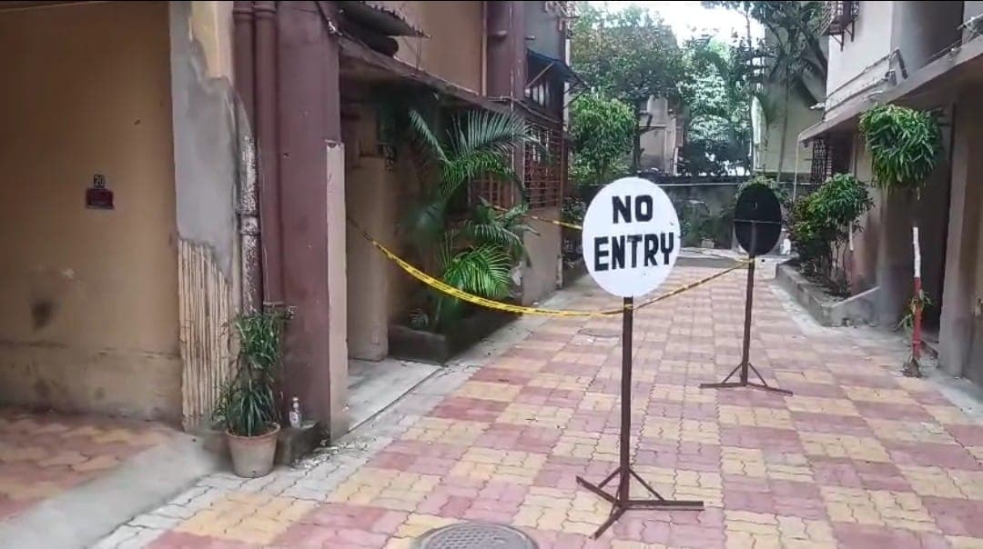 সিঁথির মোড়ে আবাসনের তলায় মুখ থুবড়ে পড়ে দেহ, রক্তাক্ত যুবককে ঘিরে আতঙ্ক