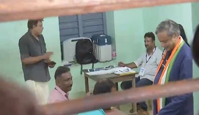 Lok Sabha Election: দ্বিতীয় দফার নির্বাচন, ভোট দিলেন বসুন্ধরা রাজে-শশী থারুর 
