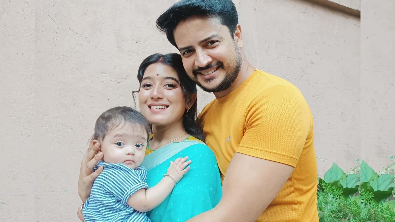 একরত্তিকে সামলাতে গিয়ে নাজেহাল 'রাই-অনির্বাণ'! মেয়েকে নিয়ে কেমন সময় কাটছে শুটিং ফ্লোরে?