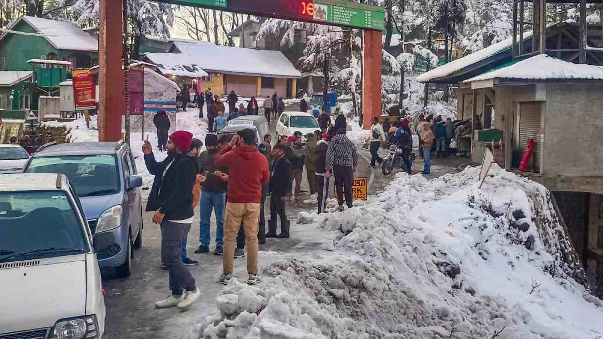 Heavy Snowfall In J&K Blocks Key Highways