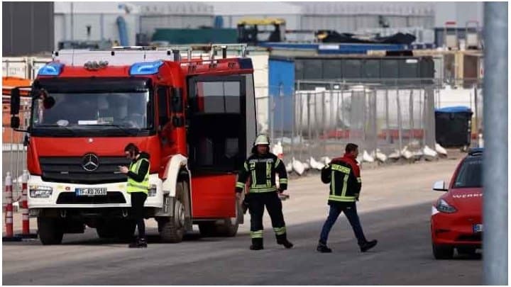 Germany: জার্মানিতে টেসলার কারখানায় ভয়াবহ অগ্নিকাণ্ড