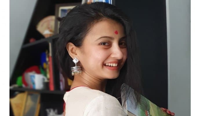 Tollywood: ‘তুঁতে’র ডিজাইনার শাড়িতে সাজ, রানির বাড়ির পুজোয় খাওয়াদাওয়া, আর কী করলেন মনামী?