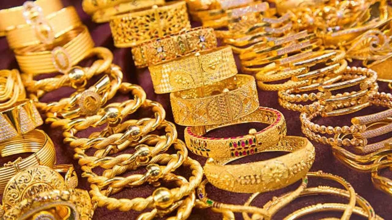 Gold Price Falls In India Check 22 & 24 Carat Gold Rate In Your City On November 11 gnr 