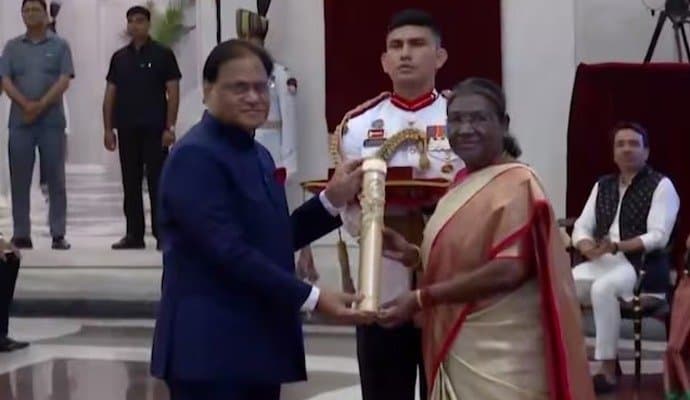 Bharat Ratna: লালকৃষ্ণ আডবানি, নরসিমা রাও সহ পাঁচ ব্যক্তিত্বের হাতে ভারতরত্ন তুলে দিলেন রাষ্ট্রপতি