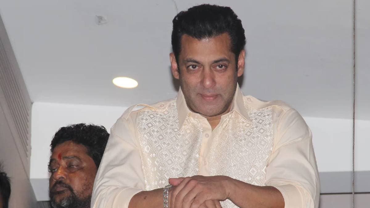Salman Khan greets fans from behind Bulletproof Glass on Eid