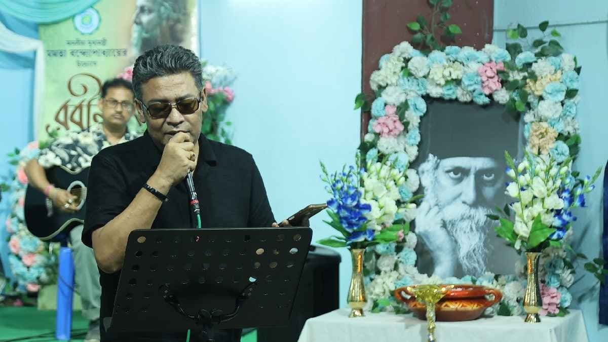 Minister Indranil Sen performs in Rabindra Jayanti programme 