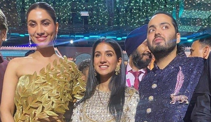 Rukmini Maitra: সোনালী শাড়িতে অনন্ত-রাধিকার রিসেপশনে নজর কাড়লেন রুক্মিণী, নব দম্পতিকে পাশে নিয়ে কী বললেন অভিনেত্রী?