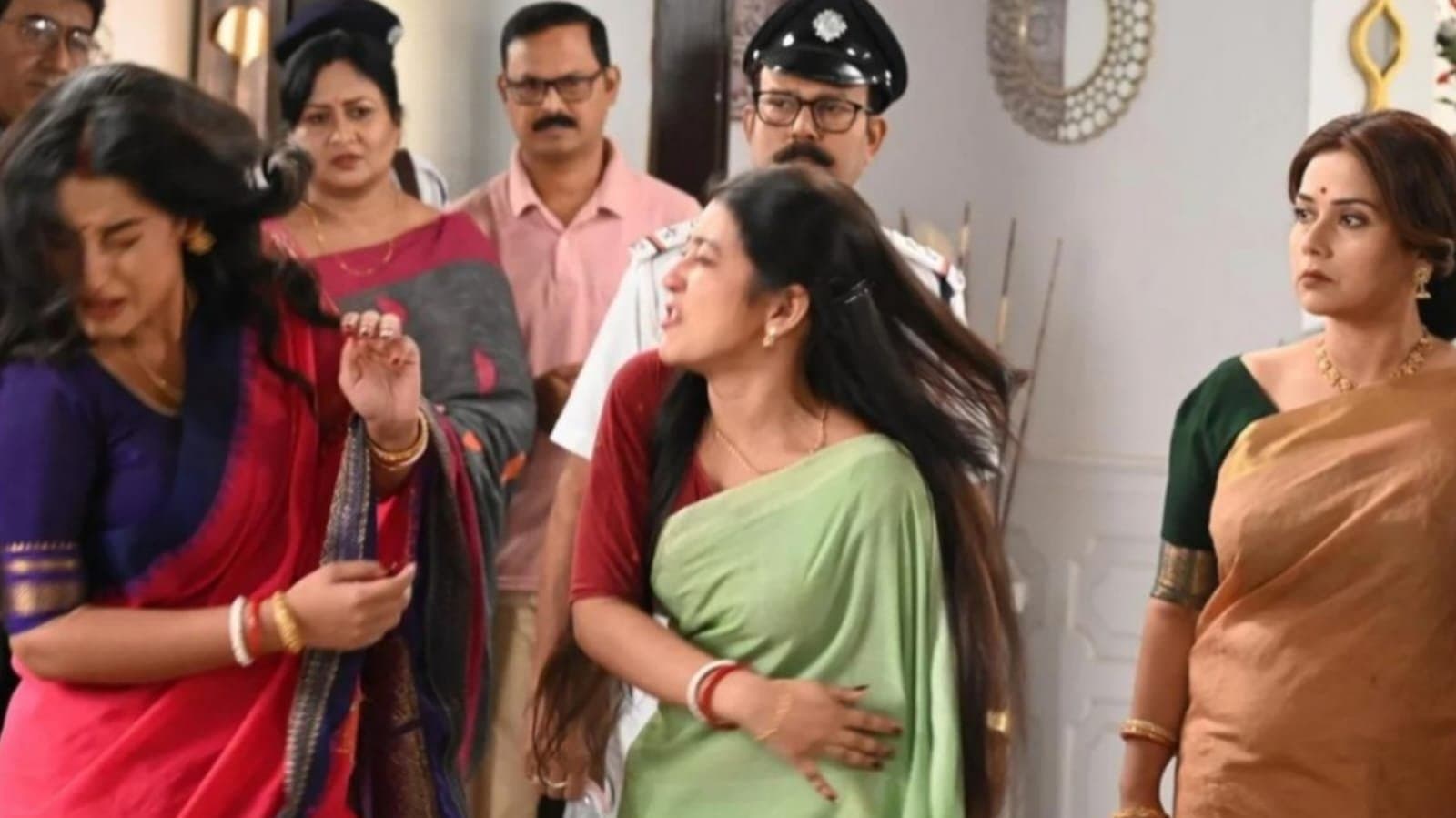 শুটিং ফ্লোরে দেবাদৃতাকে সপাটে চড় মারলেন আরাত্রিকা? তোলপাড় কাণ্ড 'মিঠিঝোরা'য়!