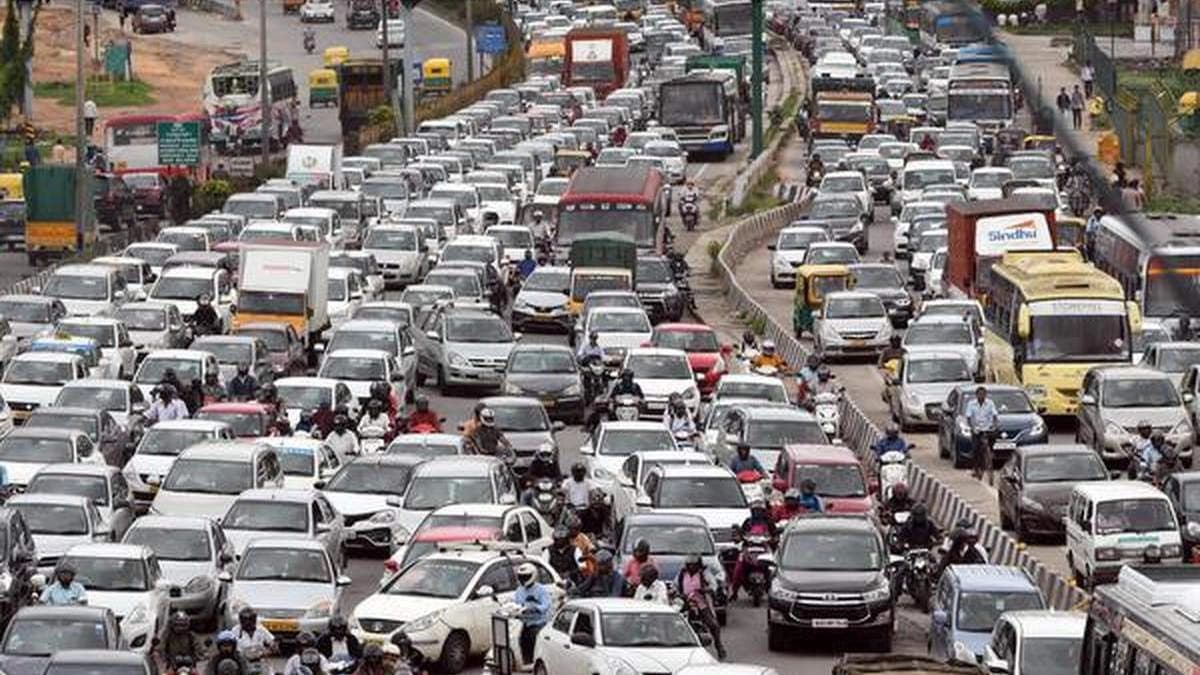 Frustrated By Bengaluru Traffic Man Decides this to avoid late office and Smooth Life