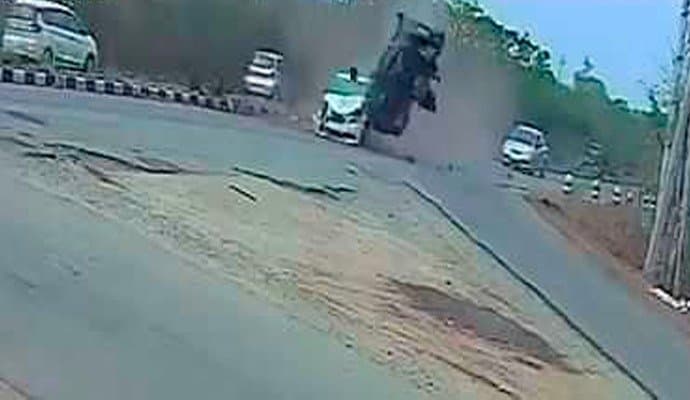 Accident: নিয়ন্ত্রণ হারিয়ে দুর্ঘটনা, পরপর ডিভাইডার-গাড়িতে ধাক্কা গাড়ির  