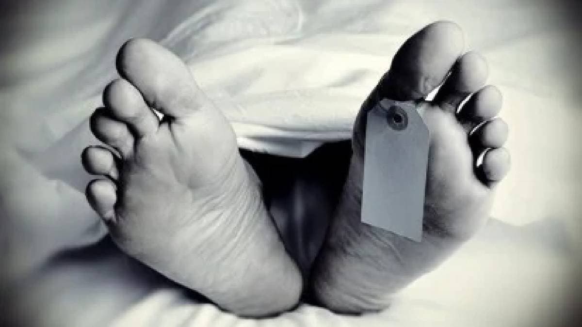 ঘুমন্ত স্বামীকে কাস্তের কোপ, গলার নলি কেটে পুলিশের কাছে আত্মসমর্পণ গৃহবধূর