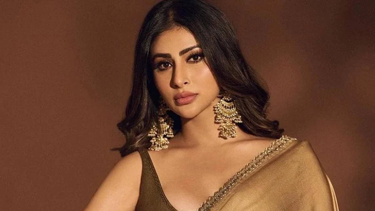 Mouni Roy Denies Calling Paparazzi Every Time