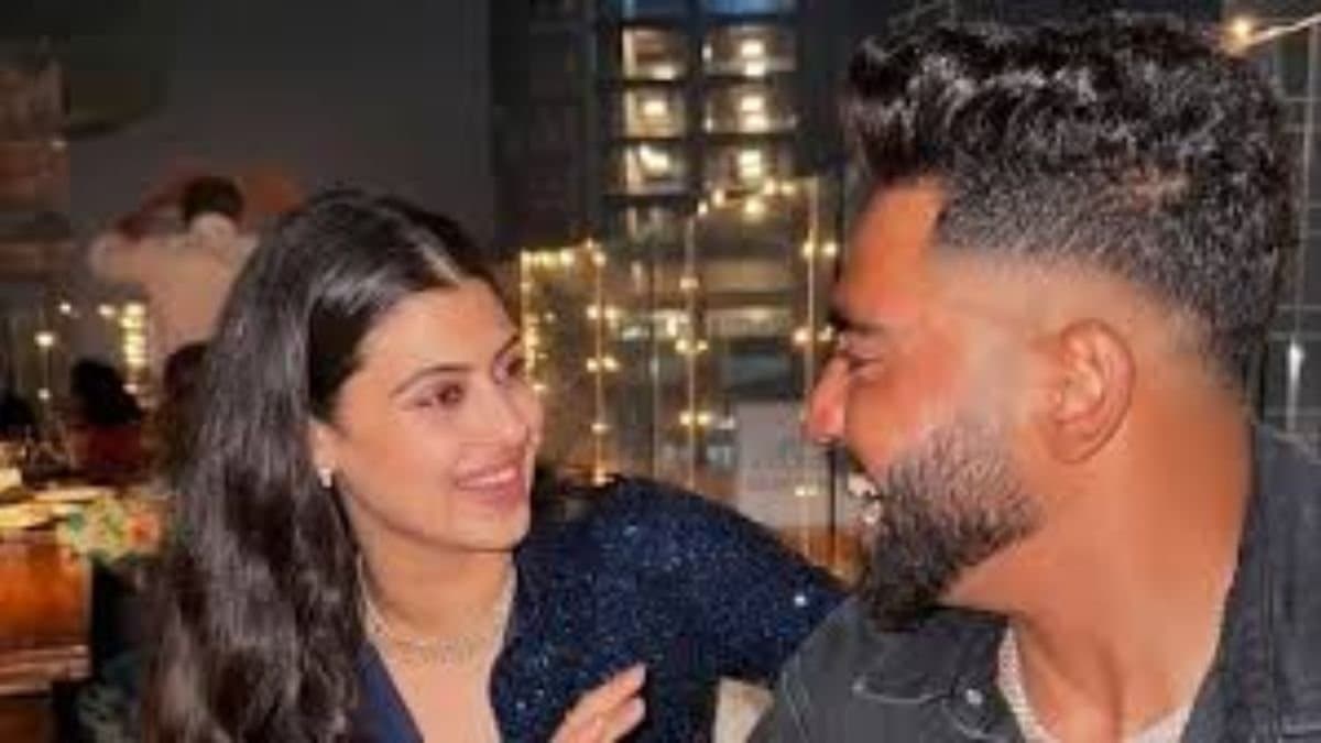 India pacer Mohammed Siraj with  Zanai Bhosle, granddaughter of Asha Bhosle, went viral on social media spt