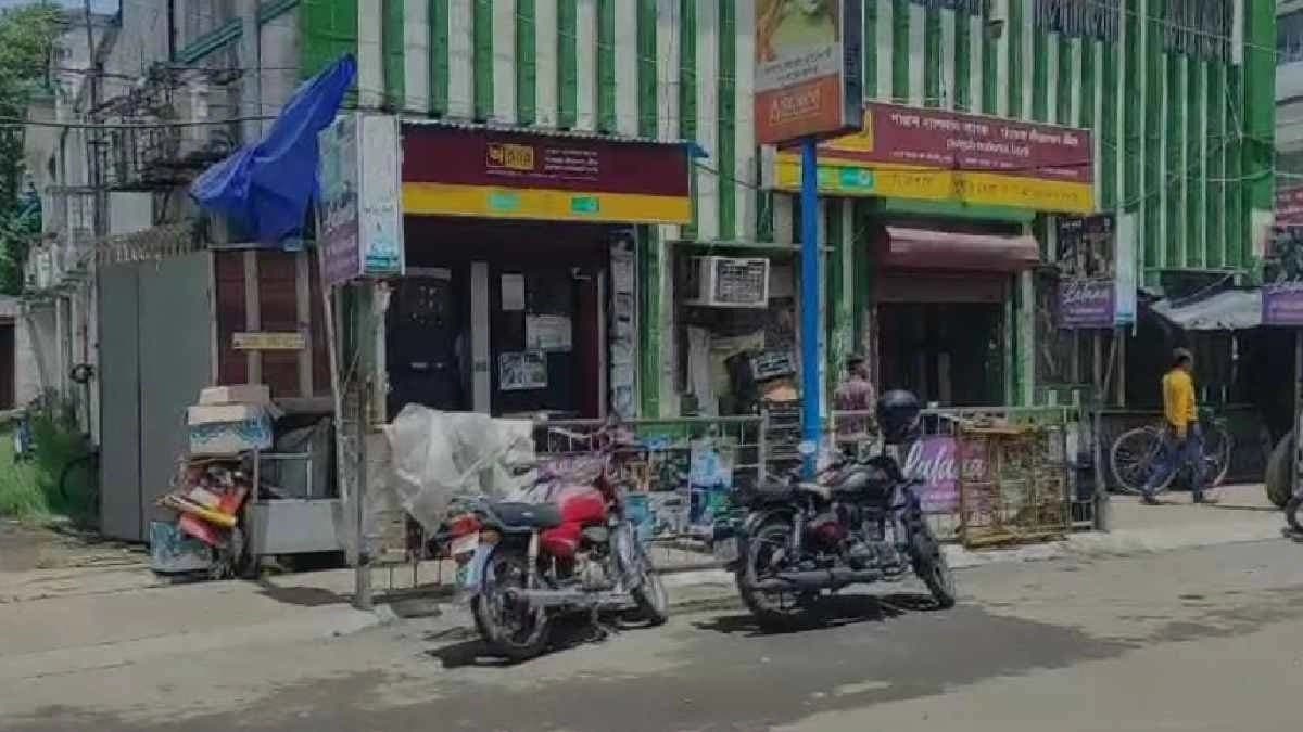 Body found of a young person beside road create panic in Hoogly