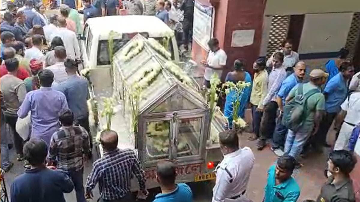 প্রতুল মুখোপাধ্যায়ের মরদেহ বার করা হল এসএসকেএম থেকে, বিকেল ৪ টে পর্যন্ত শায়িত থাকবে রবীন্দ্রসদনে