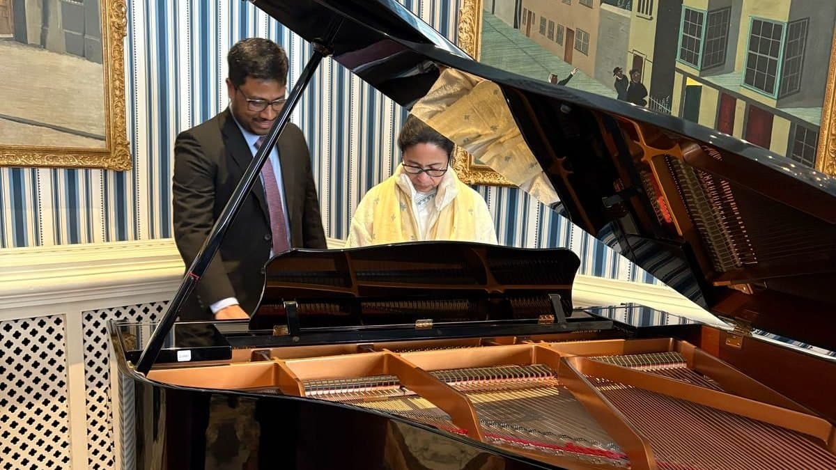 Bengal CM Mamata Banerjee reached oxford from london