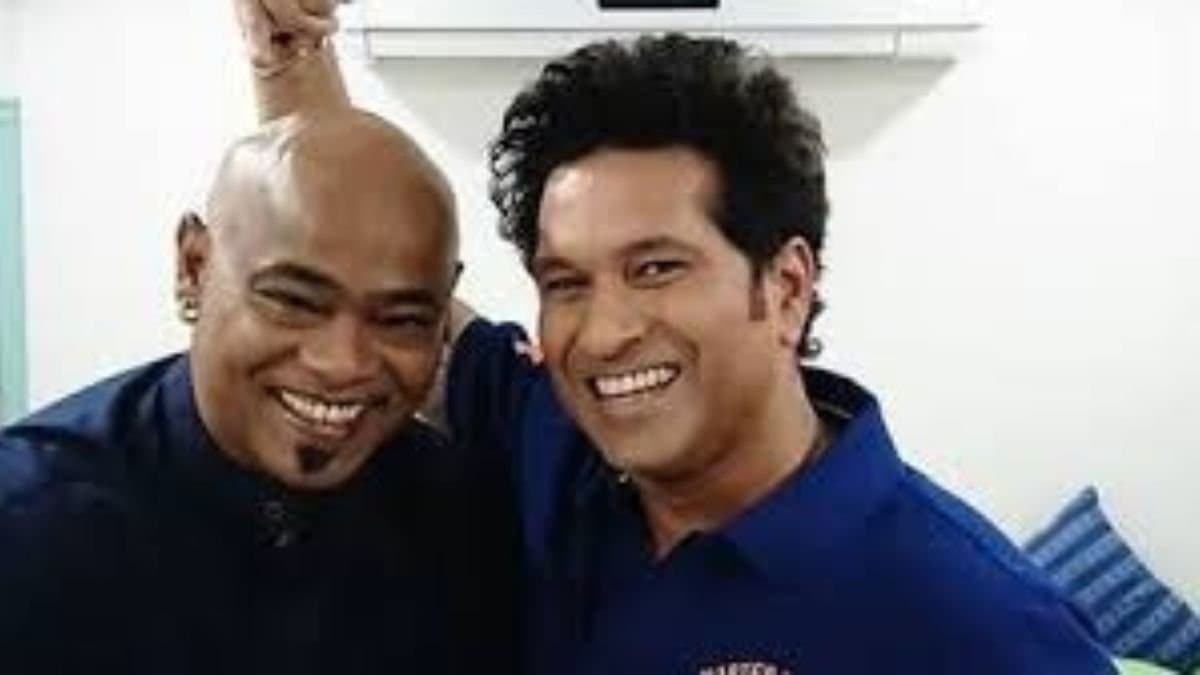 Sachin Tendulkar and Vinod Kambli reunited to unveil memorial of their late coach Ramakant Achrekar on his birth anniversary spt 