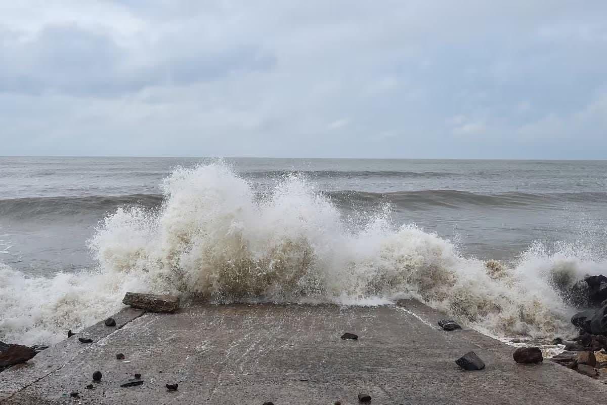 Weather Update: ভারী থেকে অতি ভারী বৃষ্টি, ১১০ কিমি বেগে ঝড়, ৬ জেলায় লাল সতর্কতা 