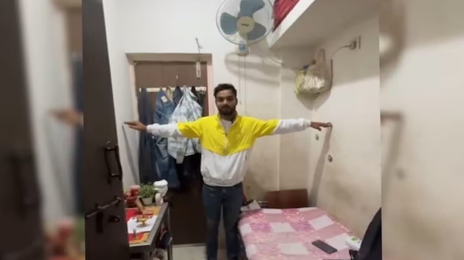 এক ফালি ঘর! দু’‌হাত ছড়িয়ে দাঁড়িয়ে একজন, ঘর নাকি বারান্দা হইচই সোশ্যাল মিডিয়ায়