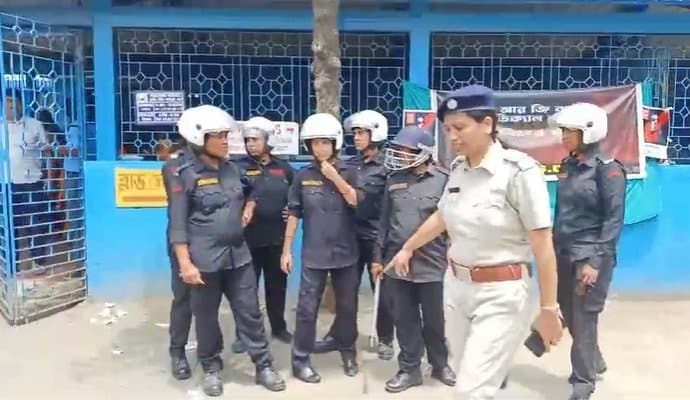 Women's 'winners' team on the road at Jangipur to protect women
