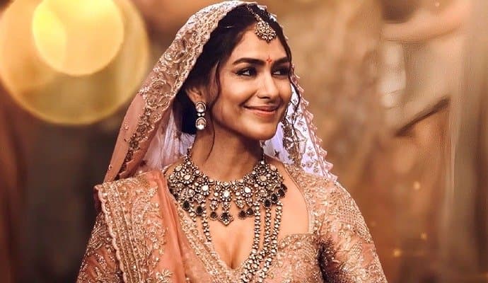 Mrunal Thakur: অন্তরঙ্গ দৃশ্যে অভিনয় করতে সাহস পাননি বলেই বলিউডে মুখ থুবড়ে পড়েছে এই অভিনেত্রীর কেরিয়ার ?