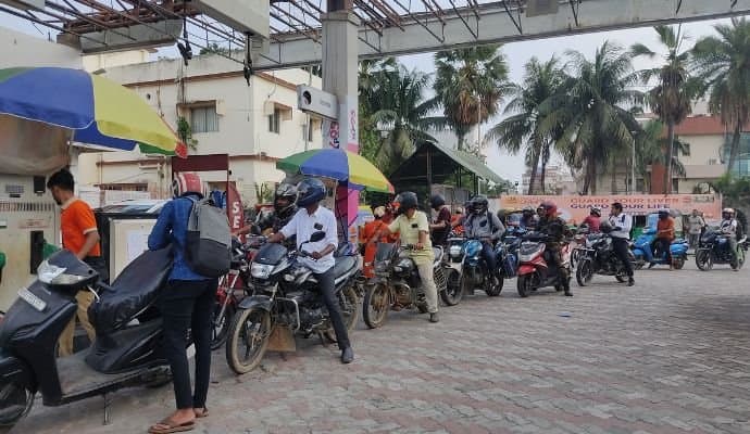 OIL: ত্রিপুরায় তেলের পাম্পে লম্বা লাইন যেন শেষ হবার নয়!