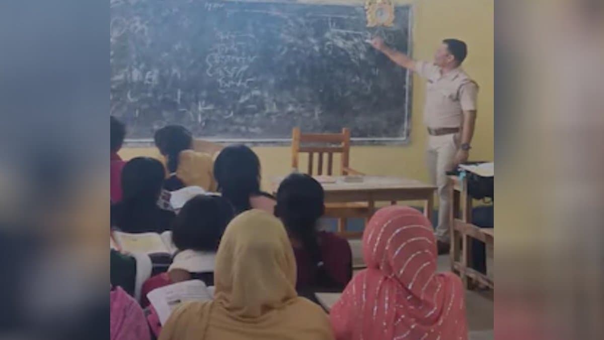Police turns teacher in Bankura