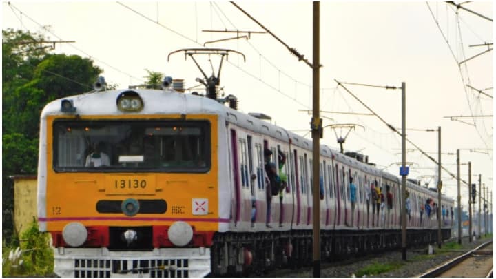Local Train: ‌লোকাল ট্রেন লাইনচ্যুত, হাওড়া–বর্ধমান মেন শাখায় ট্রেন চলাচল ব্যাহত 