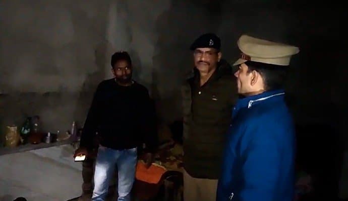 UP: কনকনে ঠান্ডায় উনুন জ্বালিয়ে ঘুম, দমবন্ধ হয়ে মৃত্যু একই পরিবারের ৫ জনের