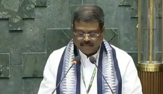 বিরোধীদের নিট স্লোগানের মাঝে শপথ নিলেন ধর্মেন্দ্র প্রধান