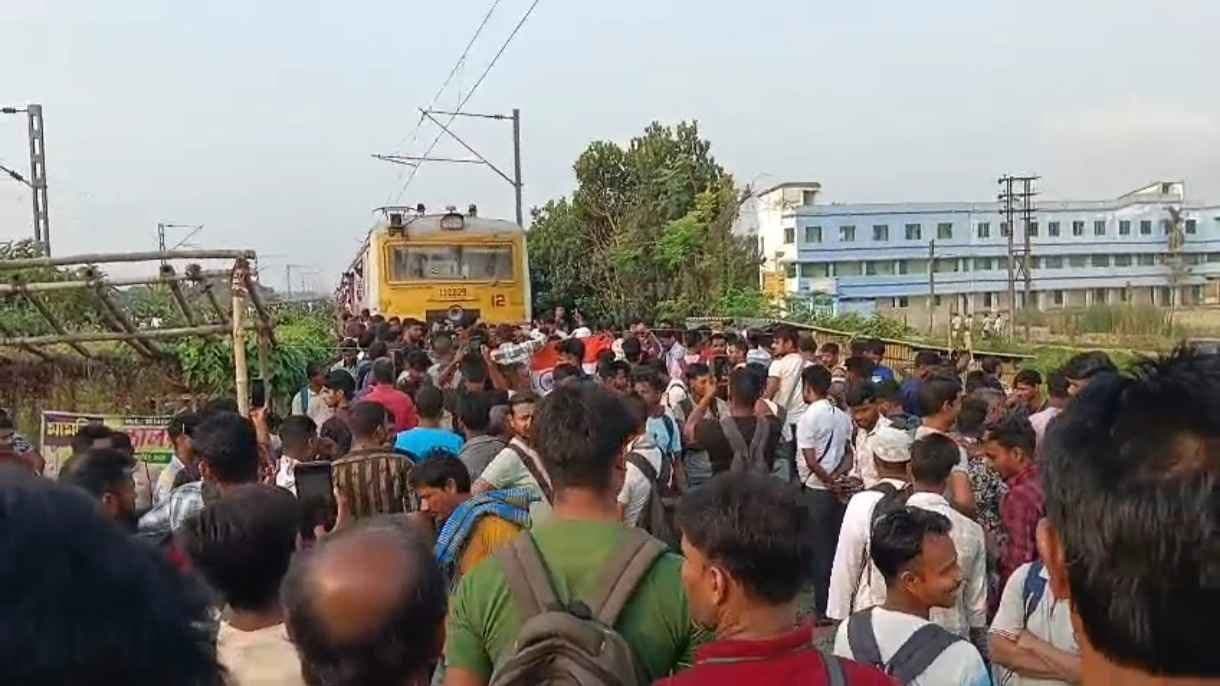Rail Blockade Train Service Disrupted in Sealdah South Section