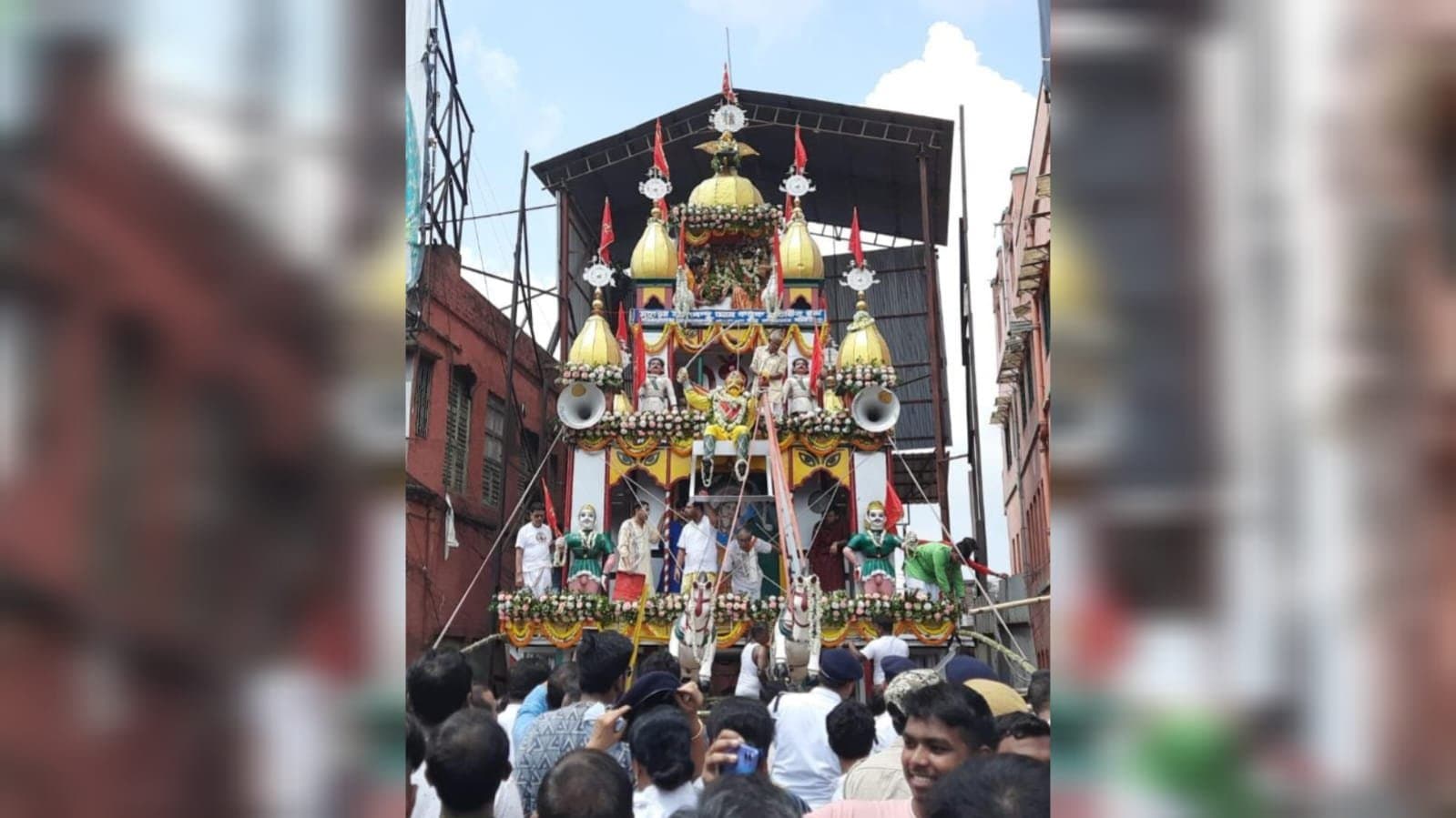 Rath Yatra: বারবেলার আগেই চন্দননগর লক্ষ্মীগঞ্জ বাজারে রথের দড়িতে টান 