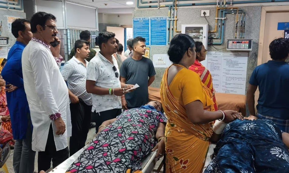 আহত দুই মহিলা তৃণমূল কর্মীকে স্থানান্তরিত করা হল কালনা হাসপাতালে 