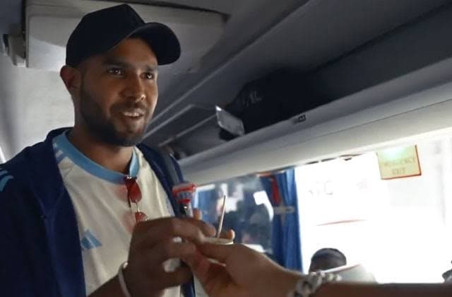 হর্ষিতের হাতে ললিপপ ধরিয়ে দিলেন পন্থ, ক্যানবেরা পৌঁছেই দুই ভারতীয় তারকার খুনসুঁটি 