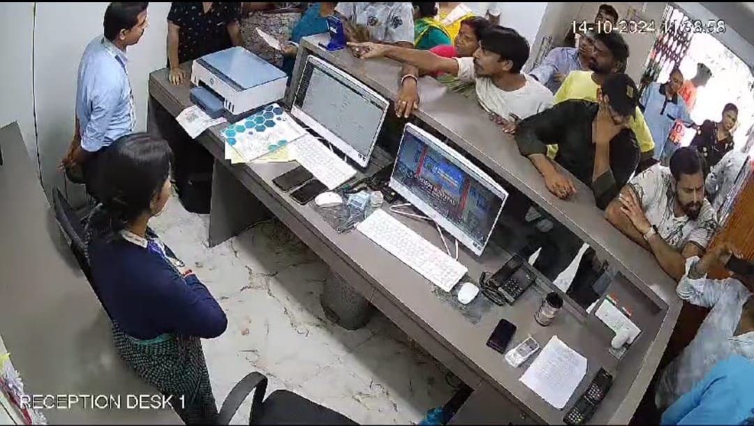 প্রশ্নের মুখে হাসপাতালের নিরাপত্তা, ভাঙচুর মুকুন্দপুরের বেসরকারি হাসপাতাল