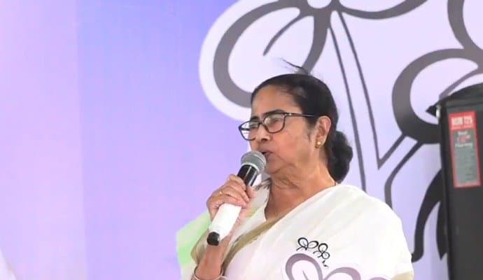 Mamata Banerjee: লোকসভা কেন্দ্র থেকে বিদায়ী সাংসদের নাম, বালুরঘাটে শাহের ভুল উচ্চারণ নিয়ে বিঁধলেন মমতা