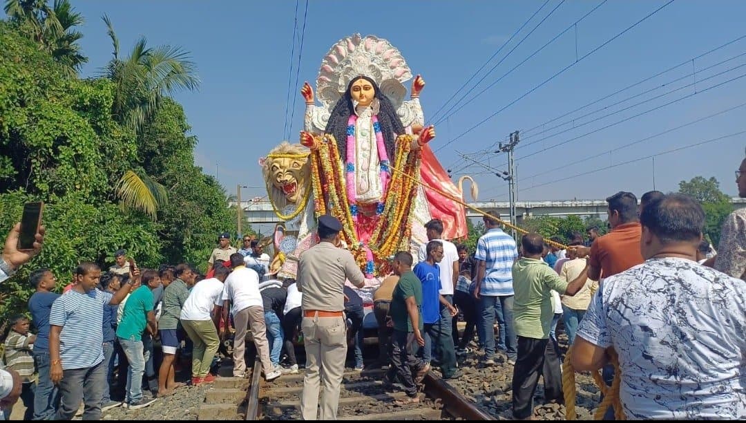 লাইনে থমকে ট্রেন, বিসর্জনের আগে কাঁধে চেপে লাইন পার জগদ্ধাত্রী প্রতিমার 
