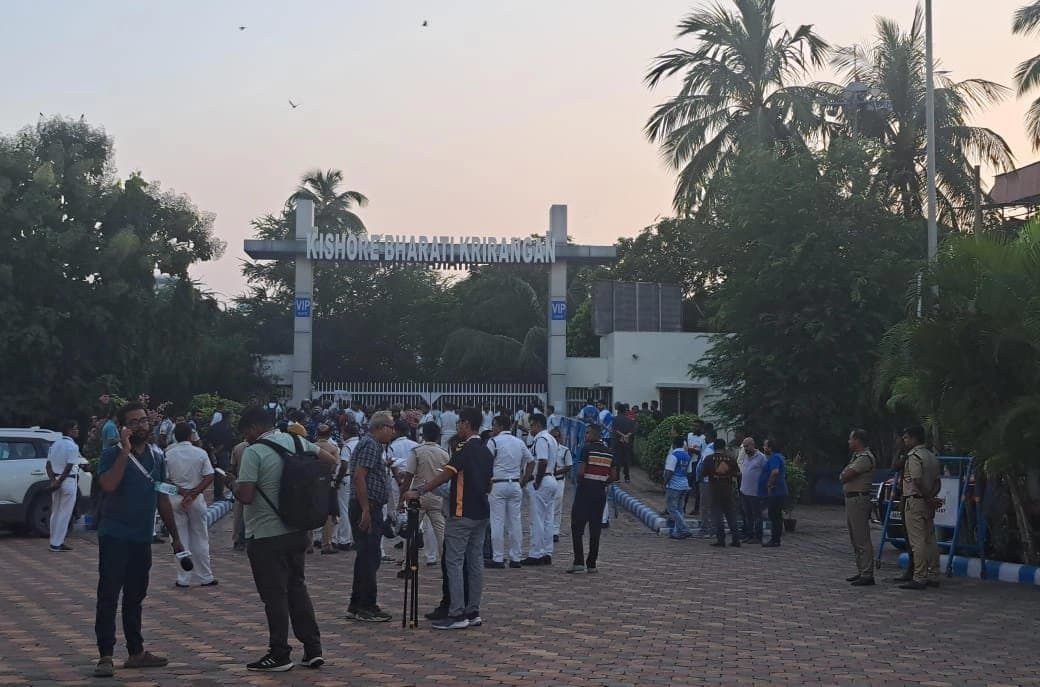 Lathicharge by police at Kishore Bharati Stadium after Mohun Bagan match 