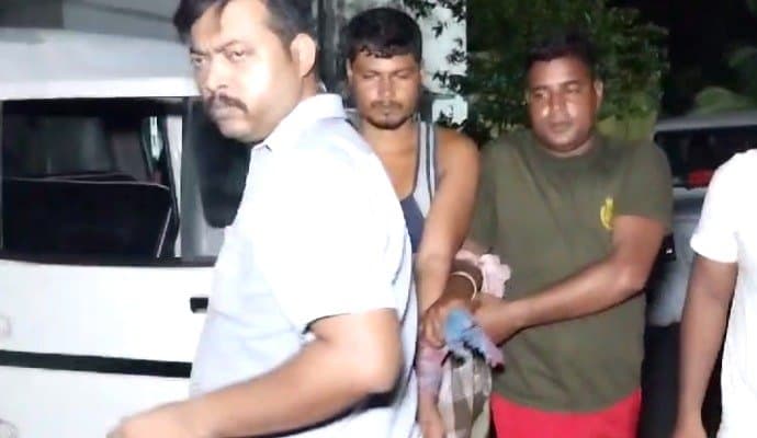 Kultali: ঘরে সুড়ঙ্গ খুঁড়েও হল না শেষরক্ষা, নিরাপত্তা বাহিনী ঘিরে ধরল সাদ্দামকে