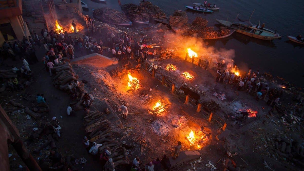 What is the reason that 94 written on ashes at Varanasi s Manikarnika Ghat