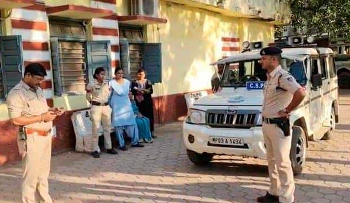 Madhya Pradesh: আবাসনে আগুন, প্রাণে বাঁচতে বহুতল থেকে ঝাঁপ, নিচে পড়েই মৃত্যু বালিকার 
