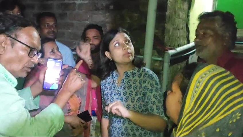গভীর রাতে দুয়ারে মহকুমাশাসক, প্রশাসন পাশে আছে, খুশি বাসিন্দারা