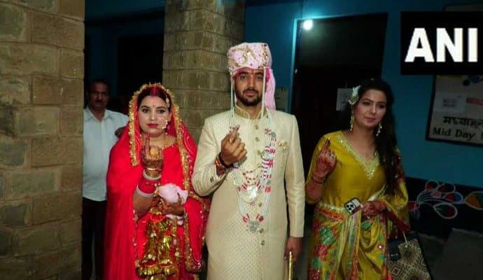 J&K: বিয়ের সাজেই ভোট দিলেন নবদম্পতি 
