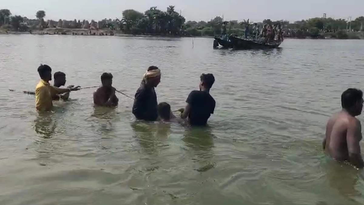 Boat capsized with 30 farmers in Padma river
