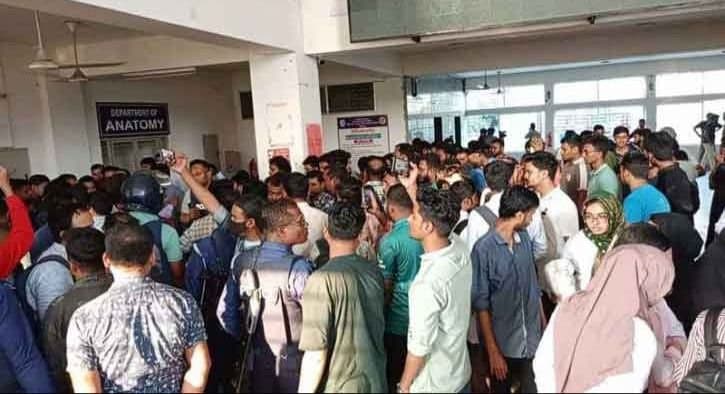 Bangladesh: বাংলাদেশে ছাত্রকে গুলি করে খুনের চেষ্টা শিক্ষকের