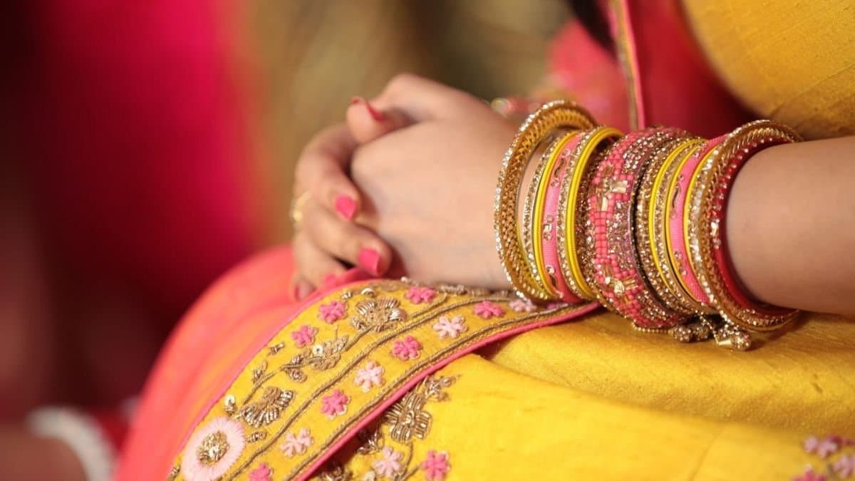 দাম্পত্য সুখের হবে চুড়ির গুণে! নব-বিবাহিতরা কী নিয়মে চুড়ি পরলে ভাসবেন সুখের সাগরে, দেখুন