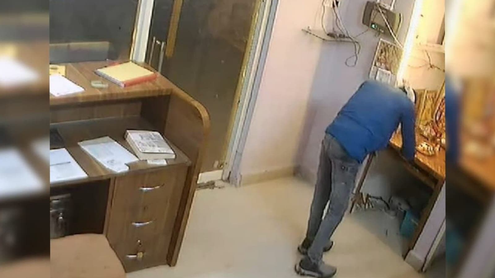 a thief offered prayers to a deity befor stealing money in madhyapradesh_gnr